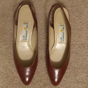 Liz Claiborne Women’s Brisbane Saddle Kid Color (i.e., dark ginger), size 8.